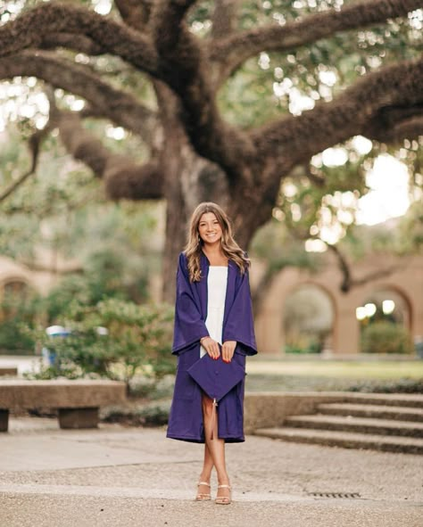 Grad Pics Cap And Gown, Girl Photoshooting Ideas Graduation, Graduation Outfit Ideas Cap And Gown, Graduation Photos Cap And Gown, Poses For Pictures Graduation, Graduation Pictures Poses Photoshoot Senior Photography, Graduation Cap Gown Photos, Senior Picture Ideas University, Grad Session Poses