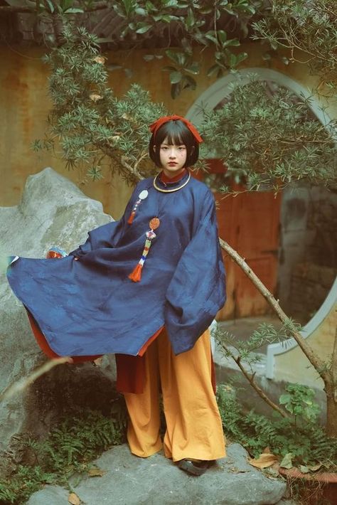 Traditional Vietnamese Clothing, Vietnamese Traditional Clothing, Orientation Outfit, Vietnam Costume, Vietnam Clothes, Japan Dress, Ancient Vietnam, Dynasty Clothing, Vietnamese Clothing