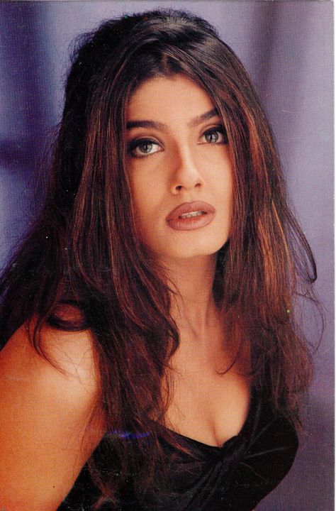 Raveena Tandon 90s, Ravenna Tandon, Bollywood Icons, Aruna Irani, 90s Bollywood Fashion, 90s Actresses, Raveena Tandon, Romantic Couple Poses, Juhi Chawla