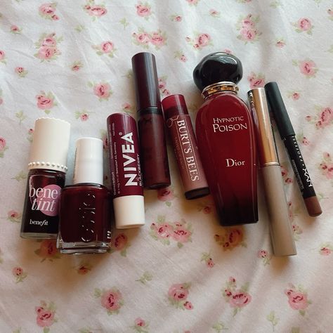 Red Themed Makeup, Dark Red Makeup, Makeup Gloss, Themed Makeup, Dior Lipstick, Red Makeup, Fancy Makeup, Gloss Lipstick, Makeup Items