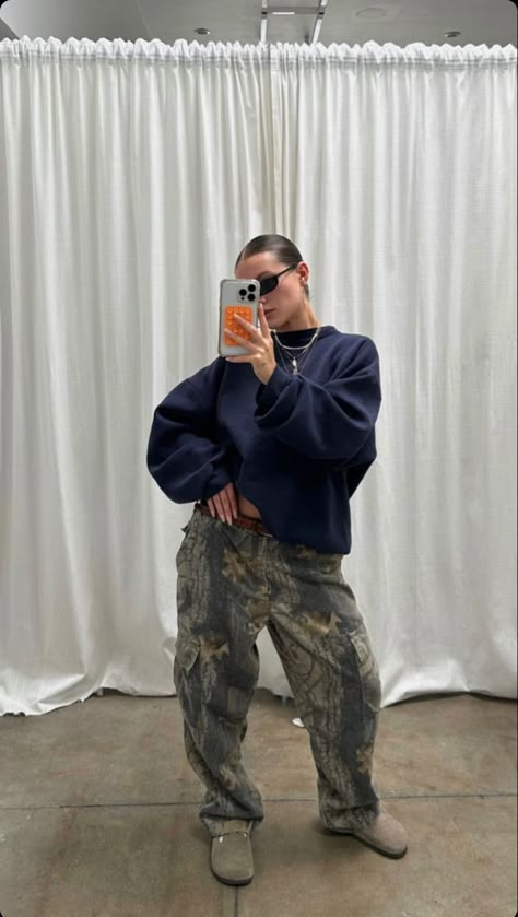 Camo Print Outfit, Navy Jumper Outfit, Outfit Ideas Baggy Jeans, Navy Sweater Outfit, Birkenstocks Outfit, Outfit Ideas Baggy, Cool Girl Outfit, Baggy Pants Outfit, Outfit Navy