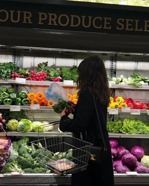 Healthy Cooking Aesthetic, Grocery Shopping Outfit, Groceries Aesthetic, Grocery Shopping Aesthetic, Grocery Aesthetic, Healthy Grocery Shopping, Triomphe Bag, Photo Classic, Cooking Photography