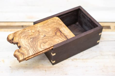 Wooden Keepsake Boxes Diy, Diy Wood Box With Lid, Walnut Projects, Wooden Box Plans, Wood Box Design, Wooden Box Diy, Small Wood Box, Woodturning Projects, Wood Packaging