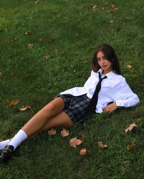 Private School Uniforms, Gossip Girl Outfits, School Uniform Fashion, School Uniform Outfits, Girls Uniforms, Uniform Fashion, Rory Gilmore, 가을 패션, The Grass