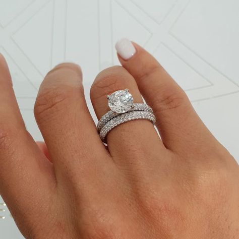 Diamond Bridal Ring Sets, Round Diamond Setting, Round Solitaire, Types Of Diamonds, Diamond Bridal Sets, White Gold Engagement Ring, Vs Diamond, Special Jewelry, White Gold Engagement Rings