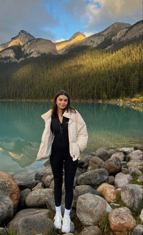 Alaska Outfits, Wander Outfit, Trekking Outfit, Cute Hiking Outfit, Mountain Outfit, Winter Travel Outfit, Hiking Outfit Women, Travel Pictures Poses, Winter Fashion Outfits Casual