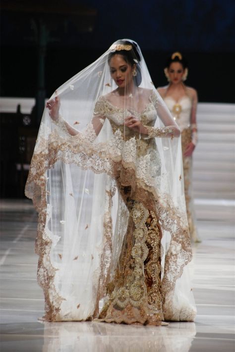 indonesia weddingbdress | She's in fashion: ALL ABOUT KEBAYA - INDONESIA NATIONAL DRESS Anne Avantie, Best Wedding Dress Designers, Kebaya Wedding, Indonesian Wedding, Kebaya Dress, Colourful Wedding, Dress Bride, Hippy Chic, National Dress