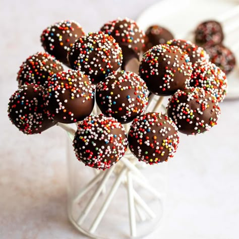 Chocolate Cake Pops Gluten Free Cake Pops, Chocolate Cake Pops Recipe, Brownie Vegan, Oreo Cake Pops, Chocolate Cake Pops, Dairy Free Cake, Vegan Chocolate Cake, Basic Cake, Easy Chocolate Cake