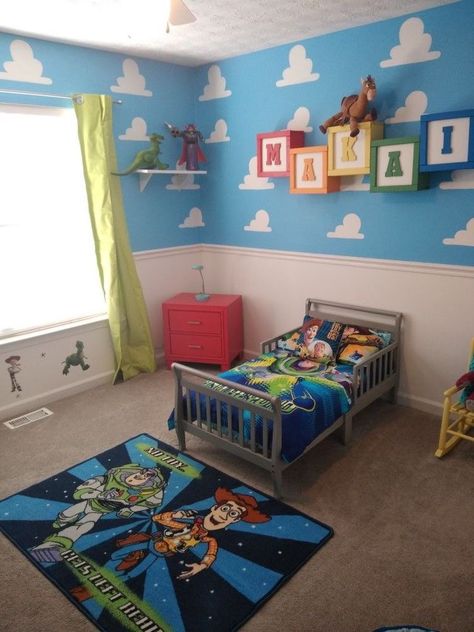 This is so cute ❤️❤️❤️ Toy Story Cloud Wall, Buzz Light Year Bedroom, Toy Story Theme Bedroom, Toddler Toy Story Room, Toy Story Bedroom Ideas Diy, Toys Story Room, Toy Story Boys Room, Toy Story Themed Bedroom, Toy Story Themed Room