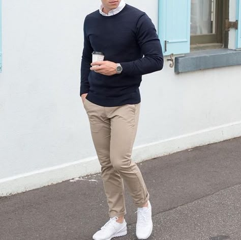 Die: White Sneakers + Beige Chinos + Black Sweater + White Simple Shirt Outfit Chicos, Chinos Men Outfit, Beige Pants Men, Best White Sneakers, Sweater Outfits Men, White Sneakers Outfit, Sneakers Outfit Men, Mens Business Casual Outfits, Sneaker Outfits