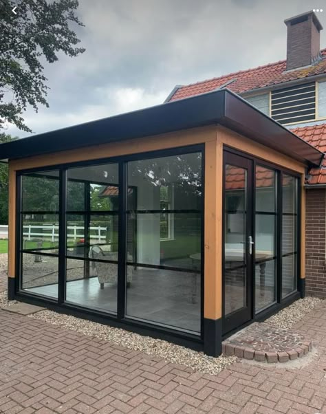 Glass Outdoor Patio, Glass Patio Enclosure, Glass Enclosed Patio, Out House Ideas, Glass Porch, Rooftop Patio Design, Backyard House, Sunroom Designs, Enclosed Patio