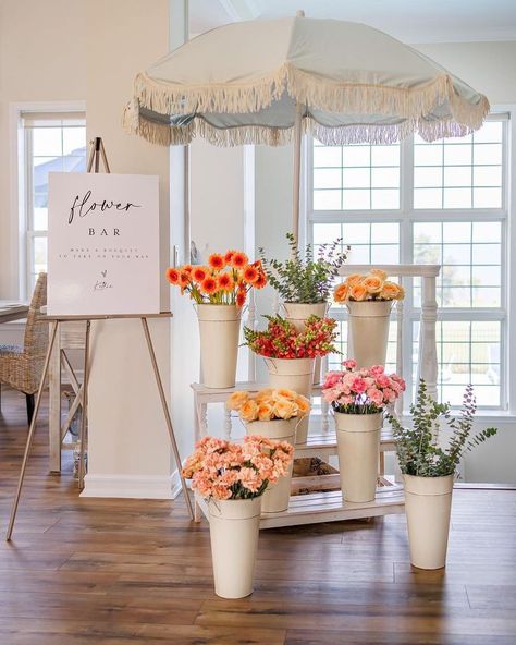 Rose Display Ideas, Diy Flower Bar Sign, Flower Shop Birthday Theme, Spring Floral Party Decorations, Diy Floral Bar, Flower Cart Bridal Shower Ideas, Flower Bar Stand, Bridal Shower Tea Party Theme Decorations, Diy Bloom Bar