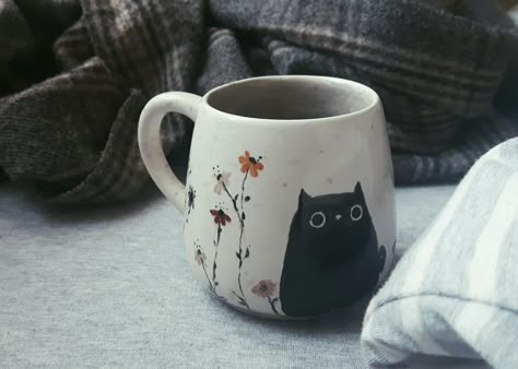 Handpainted Ceramic Mugs, Easy Mug Painting Designs, Pottery Painting Cat Mug, Cat Mug Painting Ideas, Hand Paint Mug, Mug Cat Design, Cat Mug Ceramic, Cute Mug Ideas Paint, Cat Mug Painting