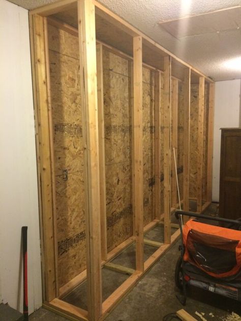 Cheap Garage Cabinets, Rifacimento Garage, Garage Kasten, Dresser Makeover Diy, Garage Cabinets Diy, Garage Wall Cabinets, Build Your Own Garage, Pallet Deck Diy, Diy Trinkets