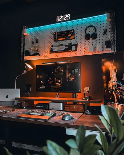 Nature-Inspired Desk Setup Bringing a touch of nature into the workspace 🌿🌼. This desk setup is both refreshing and productive. Kudos to @heykumaarar for the earthy vibes! #NatureInspired #GreenWorkspace #EcoFriendly #DeskDecor #Productivity Bedroom Desk Setup, Set Up Pc, Work Wallpaper, Cozy Setup, Trading Room, Earthy Vibes, Gaming Desk Setup, Mac Setup, Cozy Desk