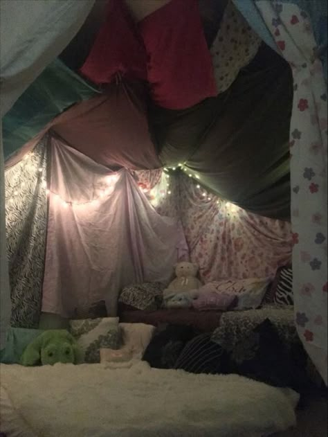 Huge Blanket Fort, Nostalgia Bedroom Aesthetic, Cosy Blanket Fort, Fort Ideas Aesthetic, Pillow Fort Room, Pillow And Blanket Fort, Big Forts For Sleepovers, Slumber Party Room, Easy Blanket Fort Ideas