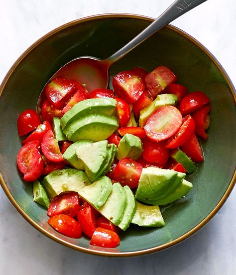 avocado tomato salad recipe Tomato Avocado Salad, Cabbage Recipes Healthy, Tomato Breakfast, Tomato Salad Recipe, Salad Tomato, Tomato Salad Recipes, Tomato Avocado, Avocado Tomato Salad, Avocado Salad Recipes