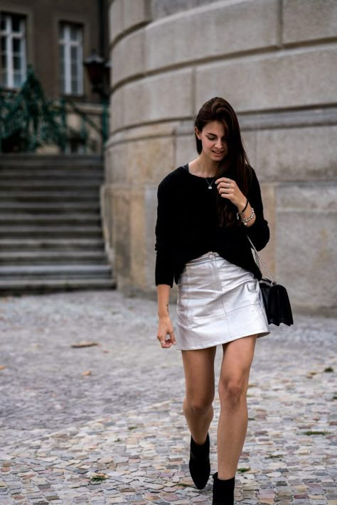 How to combine a silver skirt || Fashionblog Berlin || Autumn Outfit Silver Skirt Outfit Ideas, Silver Leather Skirt Outfit, Silver Metallic Skirt Outfit, Metallic Mini Skirt Outfit, Silver Skirt Outfit Metallic, Silver Skirt Street Style, Silver Mini Skirt, Silver Mini Skirt Outfit, Trendy Fitted Silver Skirt