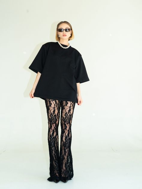 All Black Vintage Outfit, Iconic Black Outfits, Black Wear Woman, Lace Up Outfits, Austin City Limits Music Festival Outfits, New Orleans Day Outfit, Flare Pants And Oversized Shirt, Creative Styling Fashion, All Black Lace Outfit