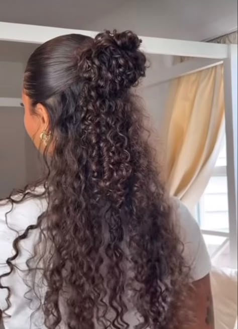 Half Bun Half Down Curly Hair, Half Up Half Down Curly Hair Styles, Half Up Half Down Slick Back Curly Hair, Aesthetic Hairstyles Curly Hair, Summer Curly Hairstyles Natural Curls, Athletic Curly Hairstyles, Curly Hair Outfits Summer, School Hairstyles Curly Hair, Half Up Half Down Hair Curly