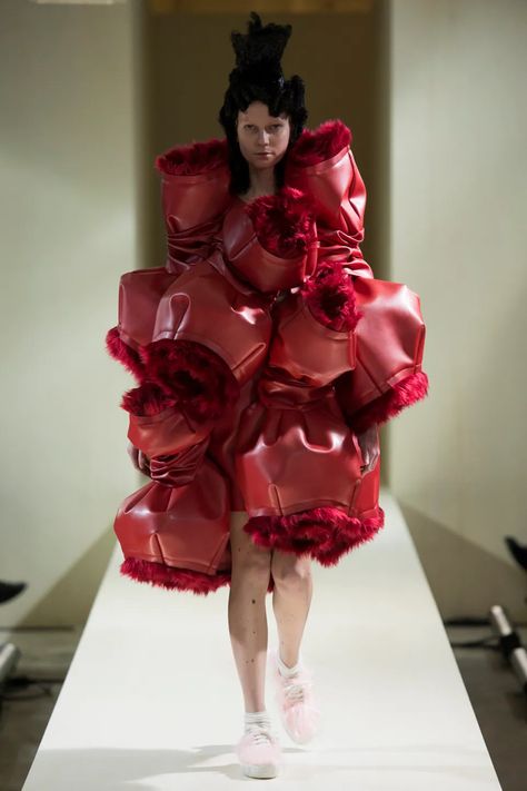 Commes Des Garcons, Rei Kawakubo Comme Des Garcons, Sculptural Fashion, Anti Fashion, Fall Fashion 2016, Rei Kawakubo, 3d Fashion, Avant Garde Fashion, Fall Winter 2016