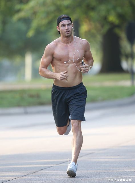 Pin for Later: Rumored New Bachelor Luke Pell Went on a Run and Made All Your Dreams Come True Split Workout Routine, 남성 근육, Marathon Training Schedule, Running Pictures, Running Photos, Marathon Training Plan, Training Schedule, Male Fitness Models, Celebrity Photo