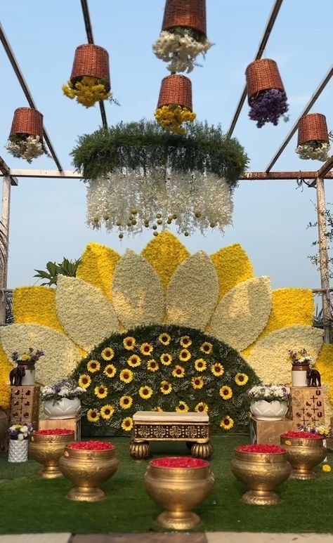 Outdoor Holud Decoration, Outdoor Wedding Decor Indian, Haldi Mehndi Backdrop, Haldi Outdoor Decorations, Indian Wedding Events Ideas, Best Haldi Decoration, Haldi Function Decoration Ideas, Wedding Stage Setup, Haldi Decorations Ideas