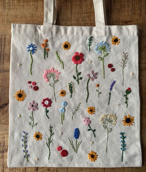 Embroidery On Clothes Aesthetic, Imbrodri Design Simple, Cute Little Embroidery Designs, Hand Embroidery Tote Bag, Embroidery Inspiration Aesthetic, Broderie Tote Bag, Embroidery Tote Bag Design, Bag Embroidery Ideas, Embroidery Inspiration Clothing