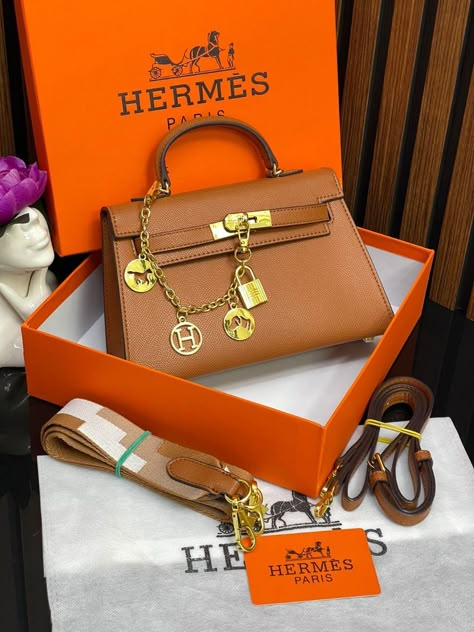 Hermes Sling Bag, Hermes Bag Aesthetic, Brandname Bag, Hermes Purse, Casual Sporty Outfits, Luxury Bags Collection, Versace Handbags, Trendy Handbags, Girly Bags