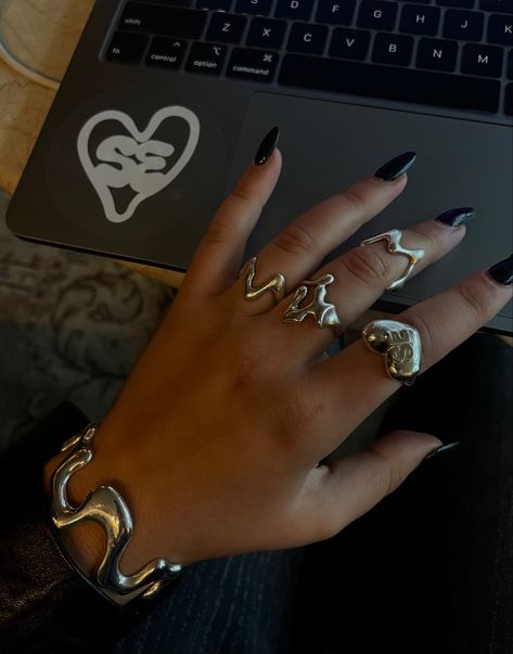 Lots Of Rings Aesthetic, Lots Of Jewelry Aesthetic, Jewelry Aesthetic Silver, Lots Of Rings, Balayage Caramel, Lots Of Jewelry, Rings Aesthetic, Jewelry Aesthetic, Bold Rings