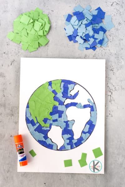 April Crafts For Kids, Earth Day Kindergarten, Earth Day Kindergarten Activities, Earth Art Projects, Around The World Crafts For Kids, Craft For Kindergarten, Earth Day Craft, Earth Activities, Planet Crafts