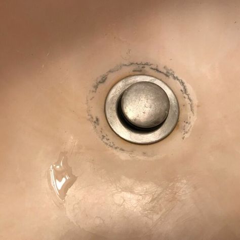 q how do i remove this embedded stain from bathroom sink Clean Bathroom Sink, Smelly Drain, Corian Sink, Southern Charm Decor, Industrial Chic Interior, Remove Yellow Stains, Cleaning Marble, Remove Water Stains, Cast Iron Sink