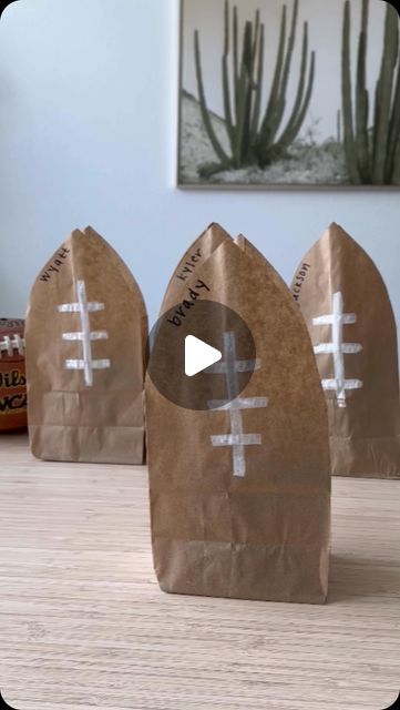 l i n z y ✌🏼 on Instagram: "Snack duty? Or having a football party? Take a paper lunch bag and try this! 🏈🏈🏈   *  *  *  #footballdiy #footballseason #football #snackduty #diymama" Football Bags Goodie, Sport Birthday Party Food, Diy Football Goodie Bags, Football Game Day Goody Bags, Flag Football Snacks, Football Snacks For Kids After Game Bags, Team Snacks For Kids Football, Football Birthday Party Snacks, Football Game Snacks For Players