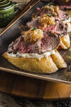 Brushetta Recipe Steak, Brunch Steak Ideas, Roast Beef Bruschetta, Dishes To Impress, Beef Tenderloin Crostini Appetizers, Steak Brunch Ideas, Tenderloin Crostini Appetizers, Beef Tenderloin Appetizers, Beef Crostini Appetizers