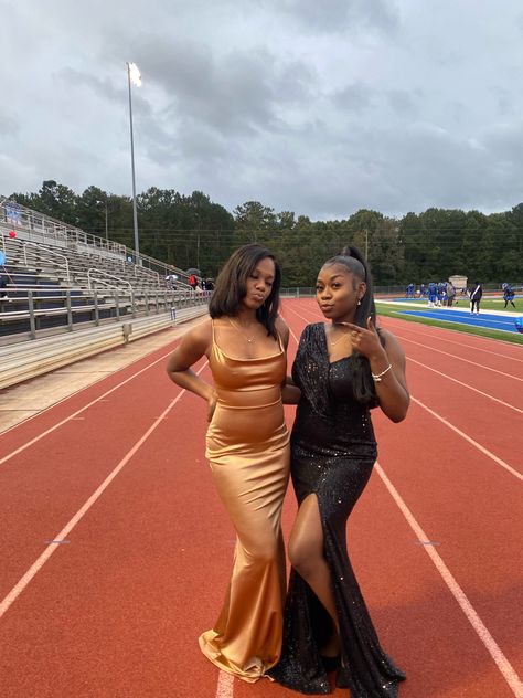 black and gold homecoming Gold Dresses Homecoming, Homecoming Junior Year, Homecoming Dresses 8th Grade, Black And Gold Homecoming Dress, 8th Grade Dance Dresses Long, Homecoming Pictures Black People, Homecoming Looks Black Women, Hoco Black Women, Homecoming Dresses Black People