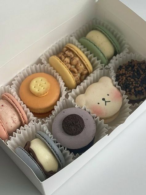 Cookie Macarons, Macarons Aesthetic, Tiramisu Ice Cream, Pastel Macarons, Colorful Desserts, Icing Frosting, Soft Food, Cupcake Icing, Cute Baking