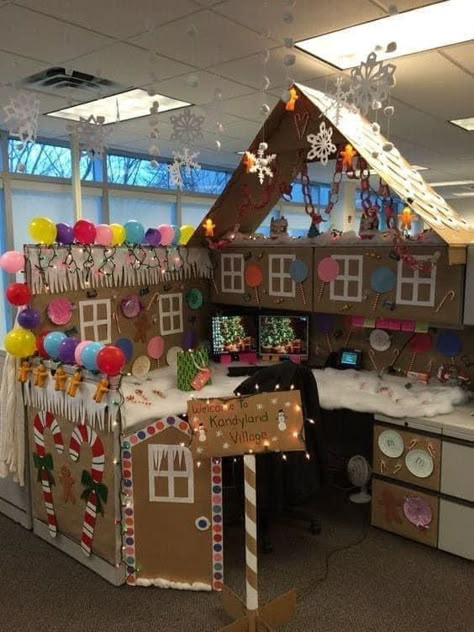 Gingerbread House Cubicle, Gingerbread Cubicle, Gingerbread Office, Christmas Office Ideas, Christmas The Office, Gingerbread House Decor, Christmas Desk Decorations, Christmas Office Decor, Office Christmas Decor