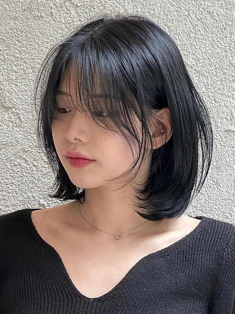 Korean wispy bangs for layered bob Short Hairstyle For Heart Face Shape, Short Haircuts For Straight Hair Women, Straight Haircuts Short, Korean Haircut Short Woman, Invisible Bangs Korean, Short Hair Ideas For Thick Hair, Short Layered Hair With Curtain Bangs Asian, Long Bob Bangs Hairstyles, Short Layered Haircuts Unstyled