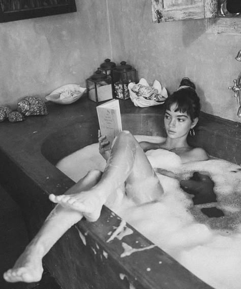 Bathroom Photoshoot, Bathtub Photography, Inka Williams, Robert Doisneau, Paul Newman, Alain Delon, Shooting Photo, What Is Life About, Photography Inspo