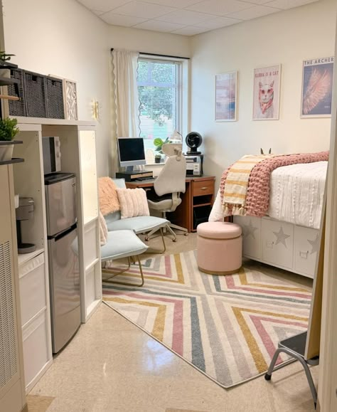 Single Dorm Room Ideas Layout, Dorm Room Ideas Brown, Dorm Room Ideas Men, Dorm Room Lofted Bed, Dorm Room Single, Room With 2 Beds, Room Ideas Hippie, Doorm Room Ideas, Single Dorm Room Ideas