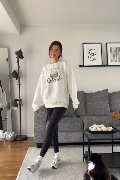 Crewneck Sweatshirt And Leggings Outfit, Crew Neck Sweatshirt Outfit Leggings, White Sneakers And Leggings Outfit, Jumpers And Leggings Outfit, Leggings With Sweatshirt Outfit, Black Leggings Comfy Outfit, Casual College Outfits Leggings, Classic Leggings Outfits, Trendy Black Leggings Outfit