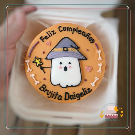 Follow us:
dulcelolacake - instagram
Dulce Lola - Facebook Halloween Cake Birthday, Halloween Bento Cake, Halloween Royal Icing Cookies, Halloween Royal Icing, Minimal Cake, Spooky Birthday, Halloween Birthday Cakes, Cake Halloween, Pastel Cake