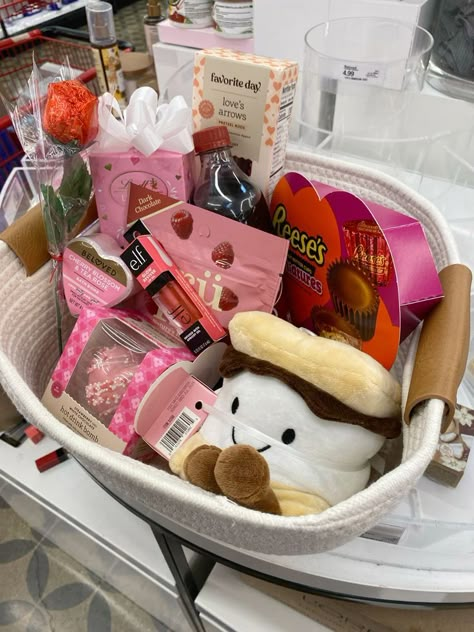 Gifts To Get For Best Friend, Valentine Burr Basket, Bae Basket For Her, Babe Basket For Valentines Day, Cute Snack Basket, Valentines Basket For Best Friend, Things To Get Girlfriend, Beauty Basket Gift Ideas, Best Friend Valentine Gift Basket