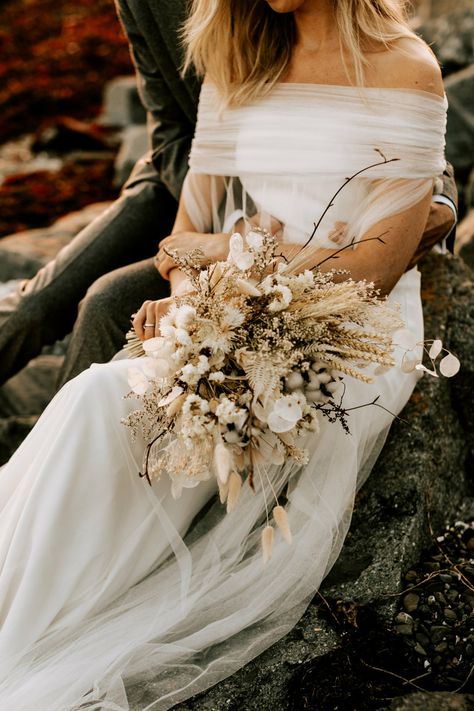 Get The Trend: 15 Dreamy Dried Flower Bouquets for Your Wedding Dried Bouquet Wedding, Bridal Flower Arrangements, Dried Flower Bouquet Wedding, Table Pieces, Dried Flower Bouquets, Dried Flowers Wedding, Dried Bouquet, Diy Wedding Bouquet, Wedding Flower Inspiration