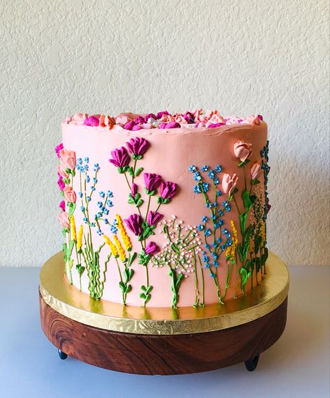 Pink cake with wildflower design Wildflower Theme Cake, Wildflower Sheet Cake, Grandmacore Decor, 30s Birthday, Pretty Sweets, Wildflower Cake, The Wedding Cake, Flower Cakes, Recipe Cake