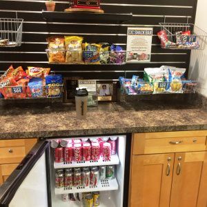 Office Snack Bar Snack Bar At Work, Corporate Office Snack Bar, Business Snack Bar, Conference Room Snack Bar, Snack Set Up Ideas, Office Hospitality Station, Office Snack Bar Design, Office Snacks Ideas, Breakroom Snack Ideas