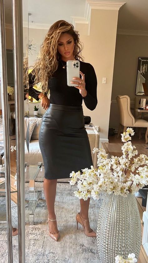 50 Wardrobe Staples Every Woman Must Own - Boss Babe Chronicles Black Office Outfit, Black Pencil Skirt Outfit, Style 2025, Elegance Dress, Black Leather Pencil Skirt, Leather Skirt Outfit, Louboutin Pigalle, Faux Leather Pencil Skirt, Pencil Skirt Outfits