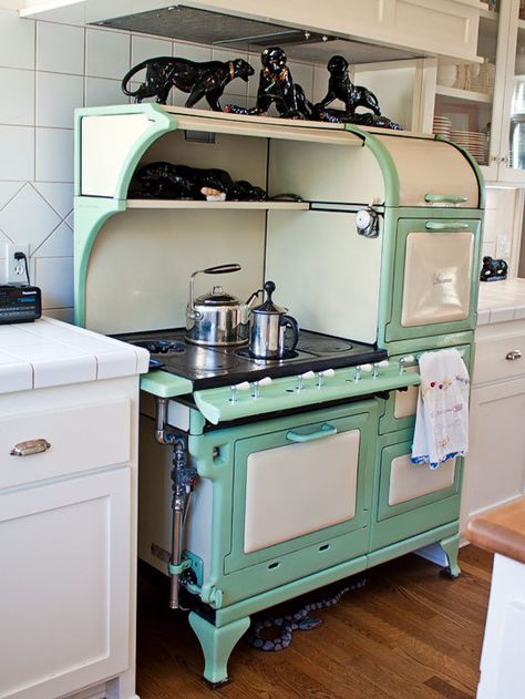 Kitchen Tour: Penelope  Andy's Heirloom-Filled Kitchen. Their kitchen's crown jewel is the 1926 aqua and cream Wedgewood stove Penelope insisted on saving from her grandmother's home. It is in great condition, with large-flame burners and two ovens. Not only is it functional, it's the prettiest stove I've ever seen. What a delight to work with this piece of timeless equipment! Alter Herd, Vintage Kitchen Appliances, Old Stove, Vintage Stoves, Antique Stove, Vintage Appliances, Vintage Kitchens, Deco Originale, Kitchen Stove