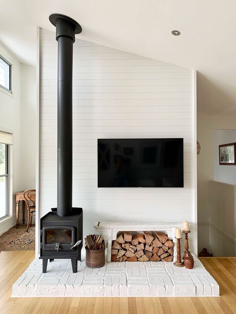 Woodstove Ideas, Small Wood Stoves, Wood Heaters, Small Wood Burning Stove, Wood Burning Stoves Living Room, Standing Fireplace, Brick Hearth, Tv Fal, Wood Burning Stoves