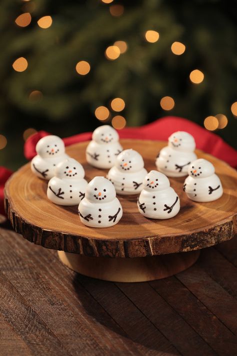 Christmas Meringues Cookies, Meringue Snowman Cookies, Air Fryer Meringue Cookies, Snowman Meringue Cookies, Holiday Meringue Cookies, White Christmas Treats, Meringue Christmas Cookies, Thanksgiving Meringue Cookies, Xmas Meringues